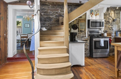 Stroudsburg House | The Eclectic Shamba Inn -Private Creek Access / Sunroom / Firepit/ Dog Friendly