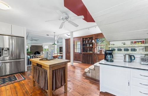 Stroudsburg House | The Eclectic Shamba Inn with Private Creek Access/Sunroom/Firepit/Dog Friendly