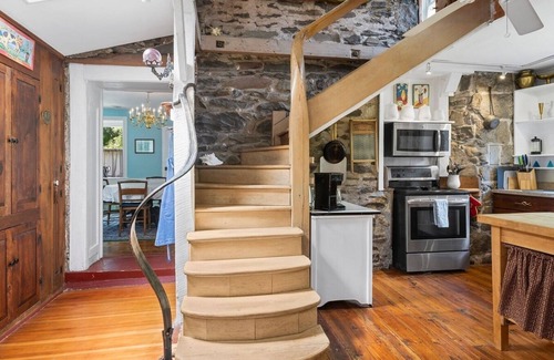 Stroudsburg House | The Eclectic Shamba Inn with Private Creek Access/Sunroom/Firepit/Dog Friendly