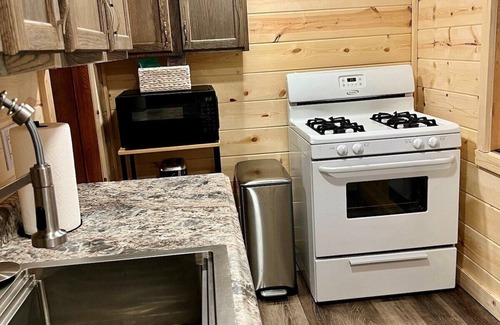Hayward Cabin | The Edgewater Cabin-Lakeside Paradise