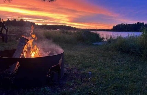 Hayward Cabin | The Edgewater Cabin-Lakeside Paradise