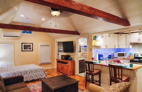 Jonesborough Cottage | The Eggplant Cottage in Jonesborough, Tennessee