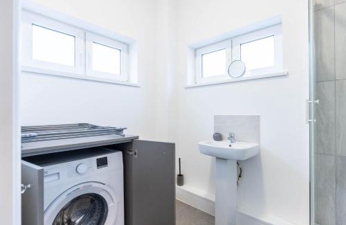 Peterborough Apartment | The Eldern - Spacious, Netflix, free Parking, close to A1