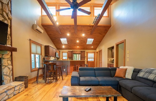Mill Ridge Ski Chalet | The Elk Chalet: King Bed Suite, Hot Tub w/S'mores Bar & Putt-Putt!⛳️