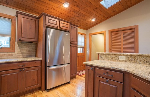 Mill Ridge Ski Chalet | The Elk Chalet: King Bed Suite, Hot Tub w/S'mores Bar & Putt-Putt!⛳️