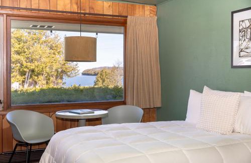 Ellison Bay Hotel | The Ellison Inn & Lounge