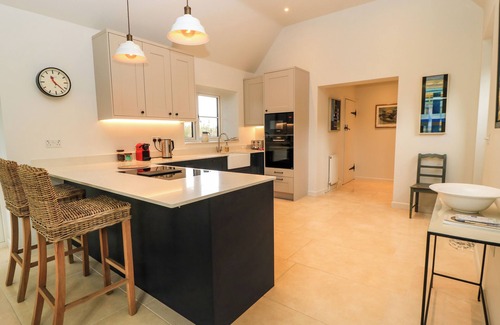 Chipping Norton Cottage | THE ELM COACH HOUSE, pet friendly, with a garden in Chipping Norton