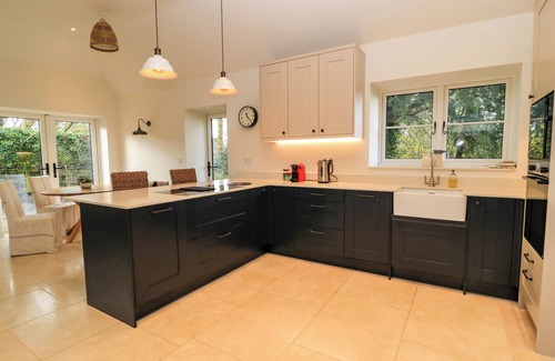 Chipping Norton Cottage | THE ELM COACH HOUSE, pet friendly, with a garden in Chipping Norton
