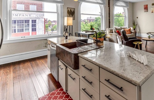 Downtown Greensboro Condo | The Elm St Suite - Downtown Condo