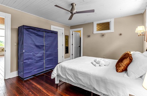 Downtown Greensboro Condo | The Elm St Suite - Downtown Condo