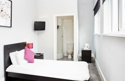 Hull Bed & Breakfast | The Embassy Hotel