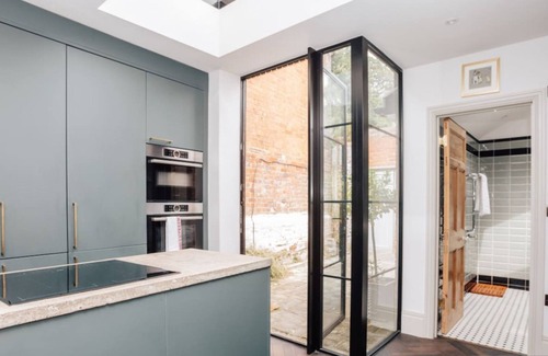 Henley-on-Thames House | The Emerald - Central Henley 2 Bedroom House - From 145 Per Night