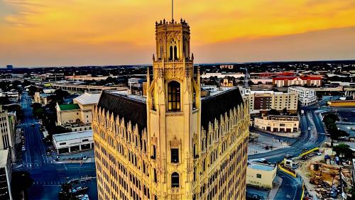 Downtown San Antonio Hotel | The Emily Morgan Hotel - A DoubleTree by Hilton