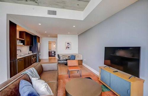 Rainey Street Historic District Cottage | The Emma Penthouse: Modern 2BR Condo, Steps From Rainey St. & Lady Bird Lake