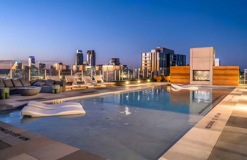 Rainey Street Historic District Cottage | The Emma Penthouse: Modern 2BR Condo, Steps From Rainey St. & Lady Bird Lake