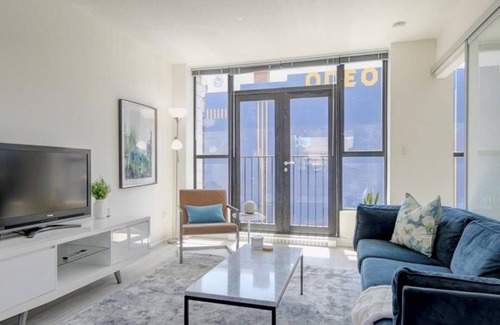 Downtown Victoria Apartment | The Emperor at the Juliet