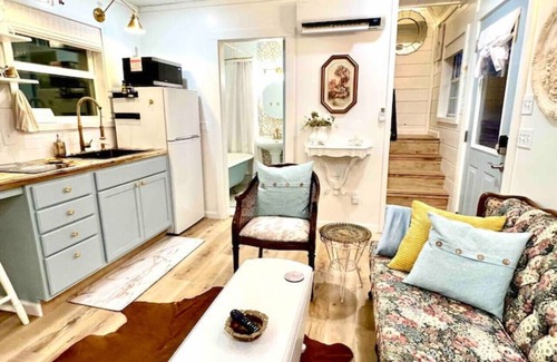 Newnata House | The Enchanted Cottage, Greers Ferry Lake Area, Romantic, Outdoor Shower, Extended Stays Welcome