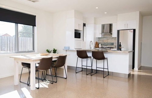 Orange Villa | The Endsleigh II - Cosy 2 Bedroom Villa, near CBD