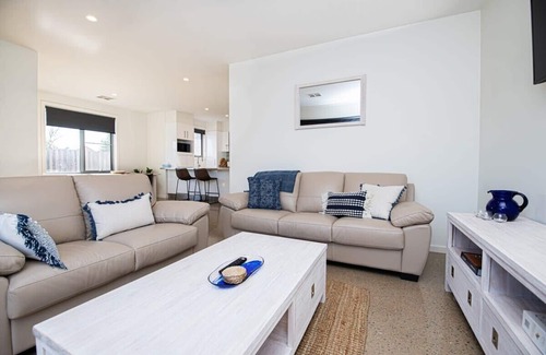 Orange Villa | The Endsleigh II - Cosy 2 Bedroom Villa, near CBD