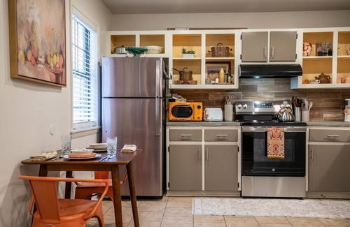 Oxford House | The Erin, 1 BR King Duplex by Velvet Ditch Villas