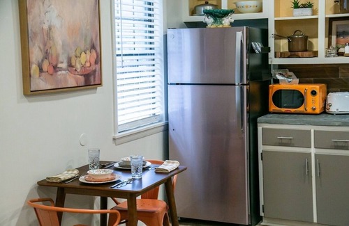 Oxford House | The Erin, 1 BR King Duplex by Velvet Ditch Villas