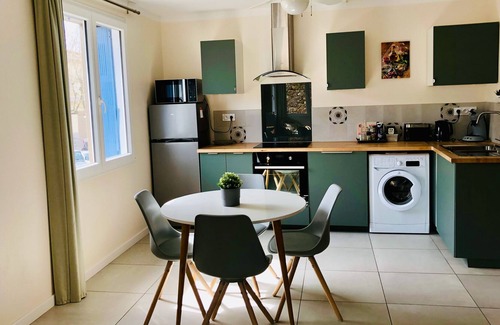 Puisserguier Apartment | The esplanade, apartment in the city center in a quiet area