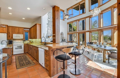Barton Creek Highlands House | The Estate at Crystal Creek - 8 miles to Downtown!
