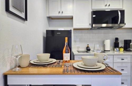 Town N County Park House | The Executive Landing , 1BR, 7 TPA Airport, AC, Free Pkng, Wine, Fast Wi-Fi
