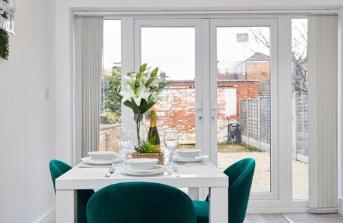 Rugby Apartment | The Exquisite Central Rugby Gem