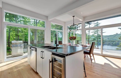 Val-des-Monts House | The Eyrie: Sweeping views waterfront sunlit escape