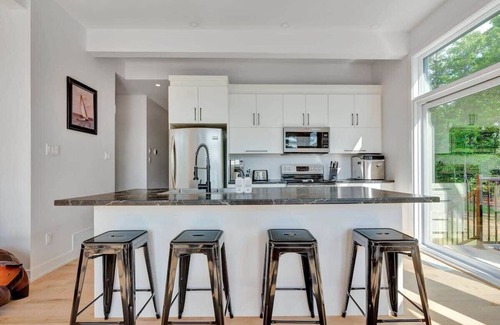 Val-des-Monts House | The Eyrie: Sweeping views waterfront sunlit escape