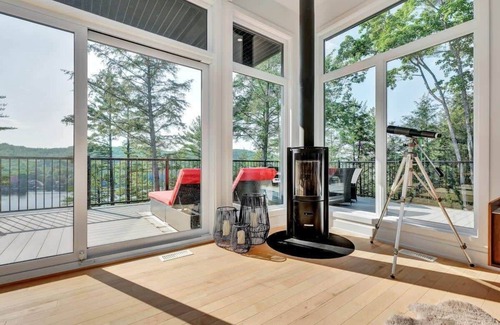 Val-des-Monts House | The Eyrie: Sweeping views waterfront sunlit escape