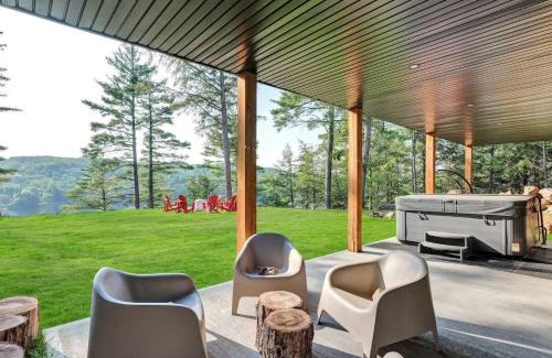 Val-des-Monts House | The Eyrie: Sweeping views waterfront sunlit escape