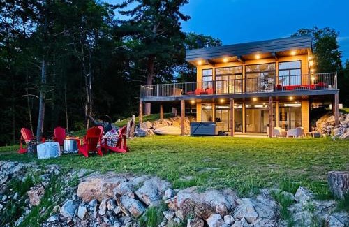 Val-des-Monts House | The Eyrie: Sweeping views waterfront sunlit escape