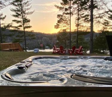Val-des-Monts House | The Eyrie: Sweeping views waterfront sunlit escape