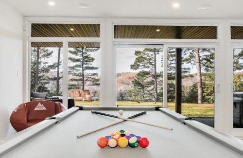 Val-des-Monts House | The Eyrie: Sweeping views waterfront sunlit escape