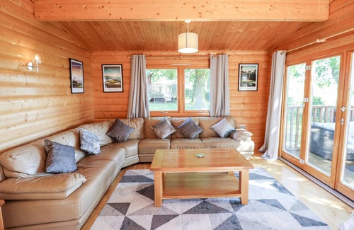 Kenwick Cottage | THE FAIRWAYS, family friendly, with hot tub in Louth