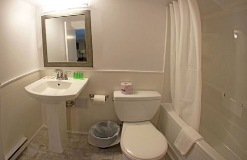 Niagara Falls Hotel | The Falls A Family Lodge