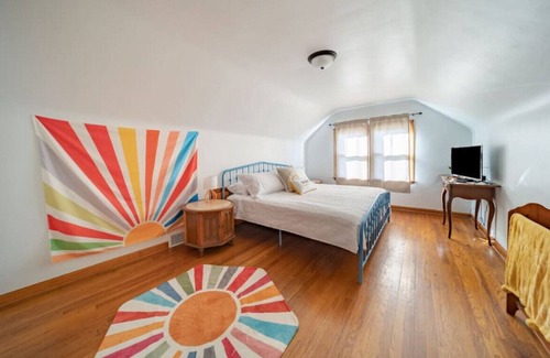 Cuyahoga Falls House | The Falls · NEW! Retro Retreat in Cuyahoga Falls - Sleeps 10