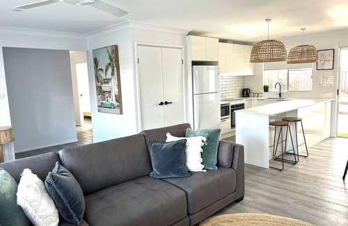 Port Macquarie House | The Family Boathouse - 4 bedroom house with 1 bedroom self contained guesthouse