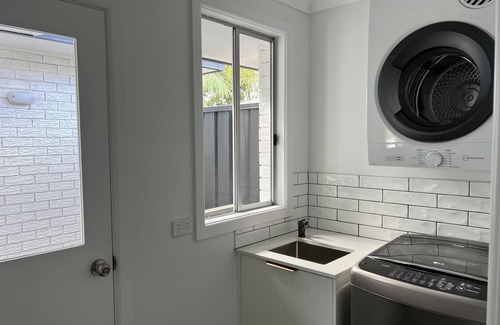 Port Macquarie House | The Family Boathouse - 4 bedroom house with 1 bedroom self contained guesthouse
