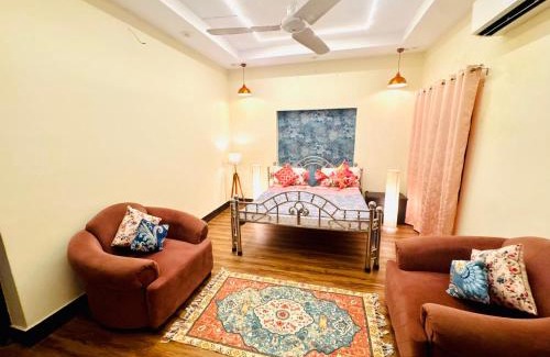 Kapoorthla Villa | The Family Courtyard, 4 BR Boutique Villa and Guest House