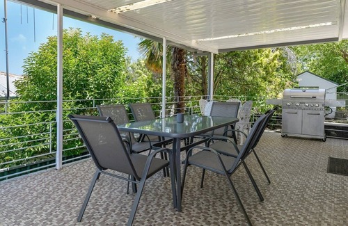 South Bathurst House | The Family Retreat - Near Mt Panorama & Racecourse