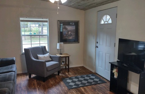 Longview House | The Fancy Farmhouse - 5 Minutes From Town