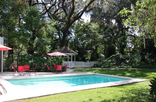 Valrico House | The Farmhouse at Country Retreat - a charming, idyllic, pet-friendly oasis