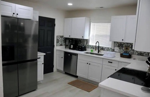South Salt Lake House | The Farmhouse - Fiber Wifi, W&D, Pet Friendly