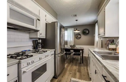 Moore House | The Farmhouse Five - A Modern, Updated and Spacious 5 BR 2 Bath Retreat