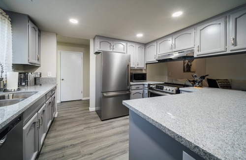 Merced House | The Farmhouse Townhouse in N. Merced w/fireplace