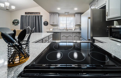 Merced House | The Farmhouse Townhouse in N. Merced w/fireplace