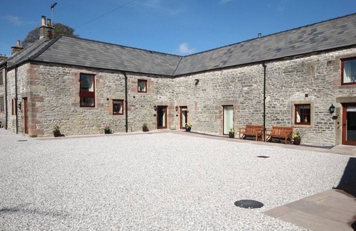Newton Grange Cottage | The Farriers - Explore the Peak District. Enjoy the Autumn Colour at Chatsworth